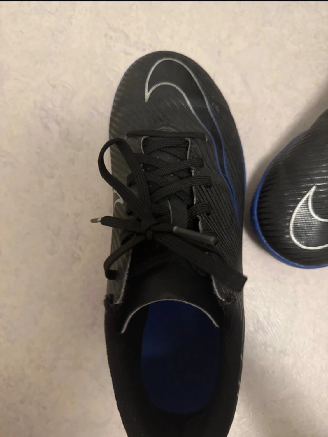 Svarta Nike fotbollsskor med blå sula - 1