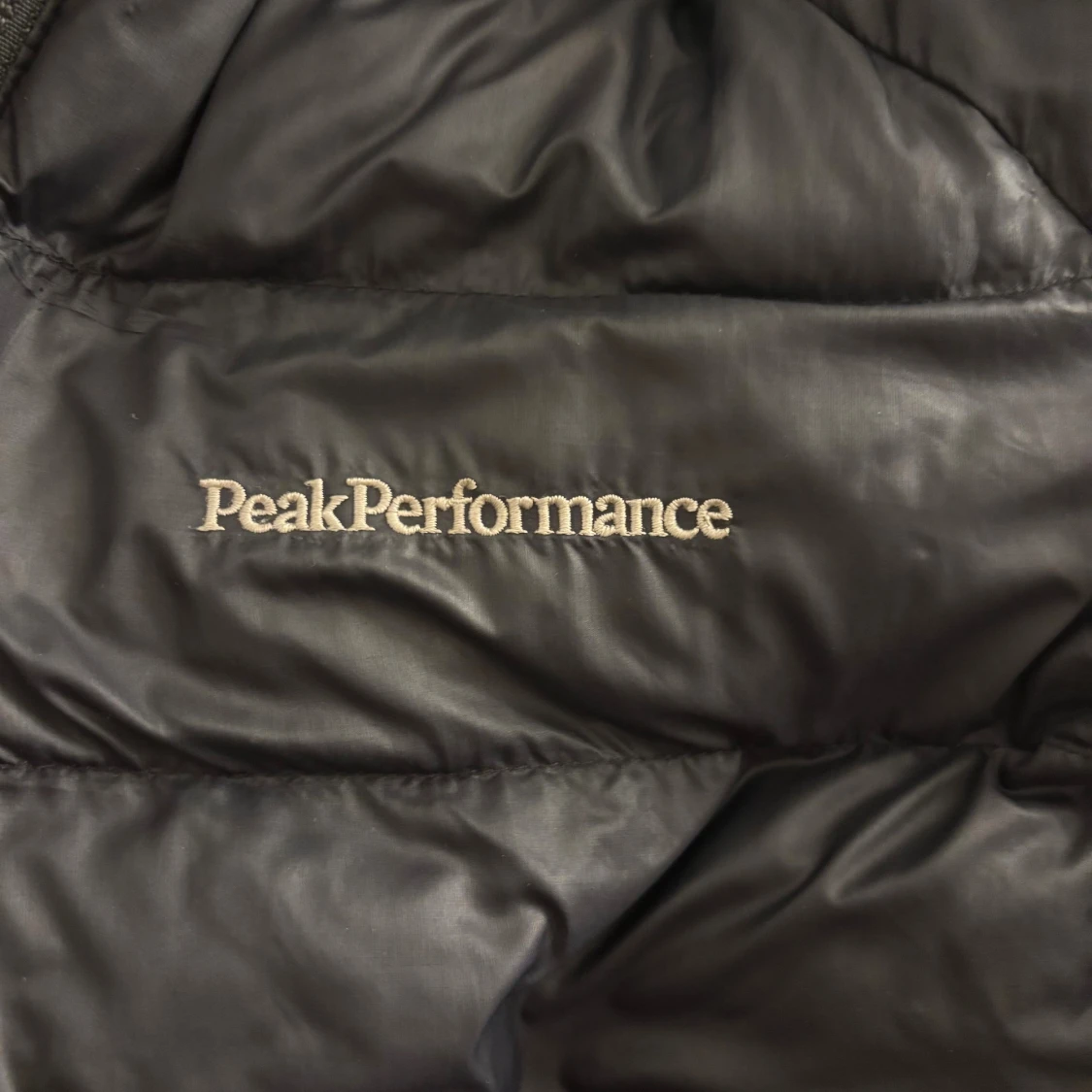 Svart Peak Performance dunjacka - 2