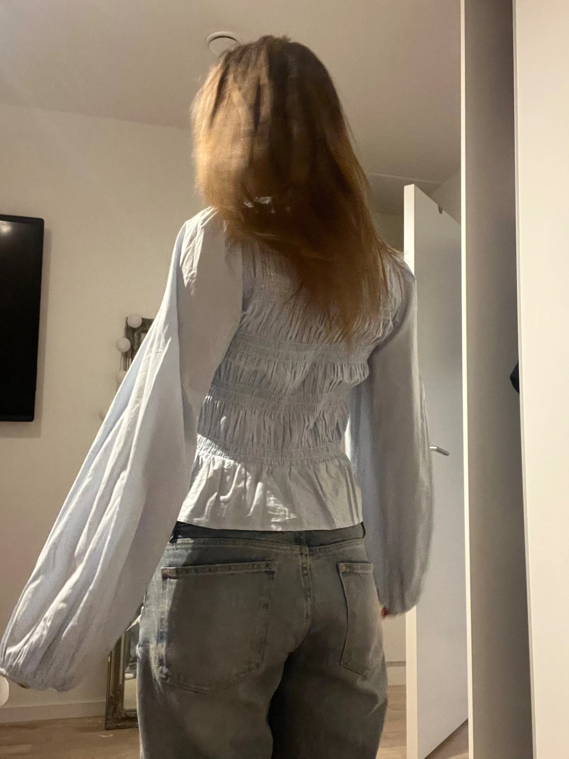 Ljusblå blus med volang och smock - 2