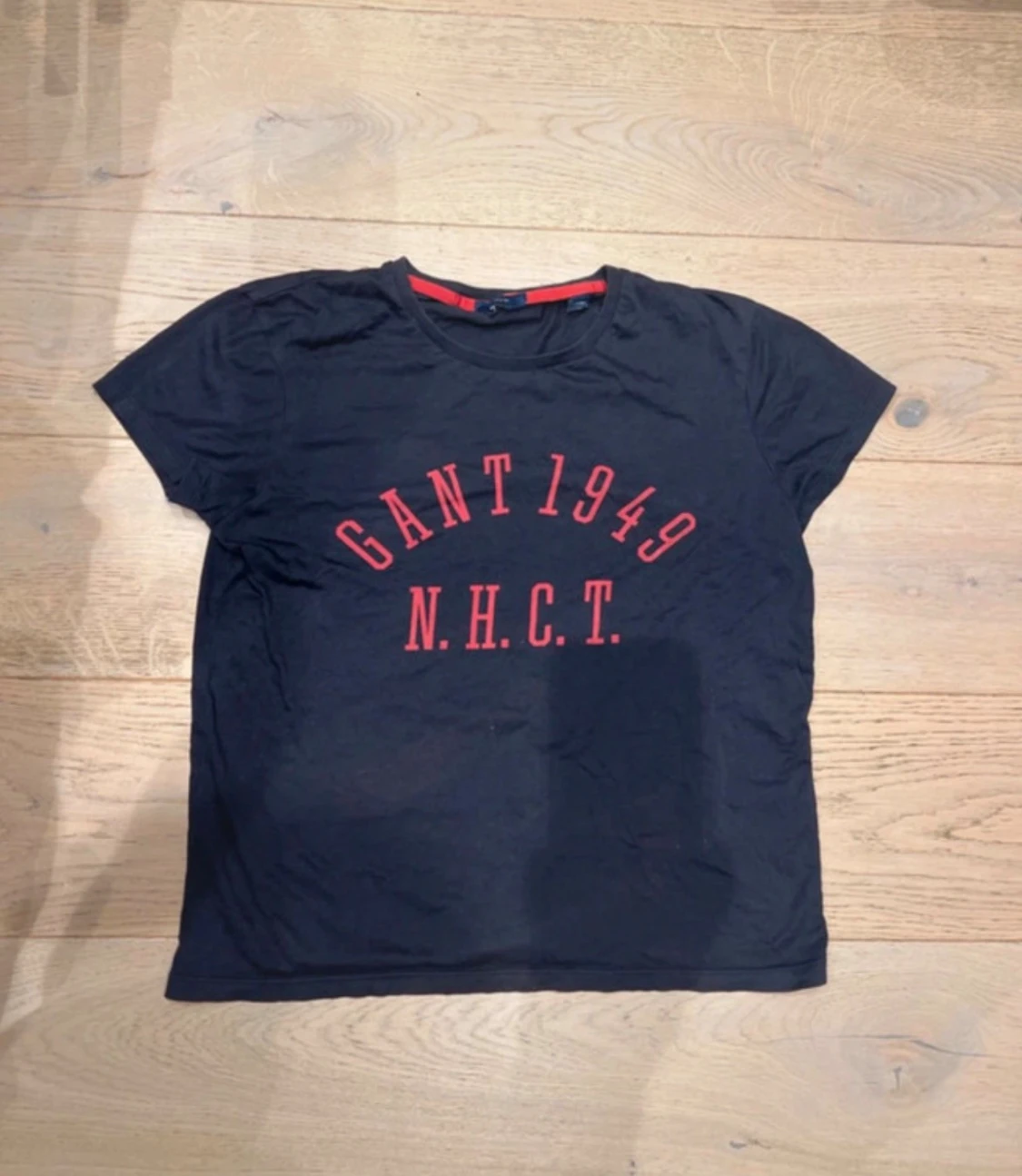 Svart GANT t-shirt med röd text - 1