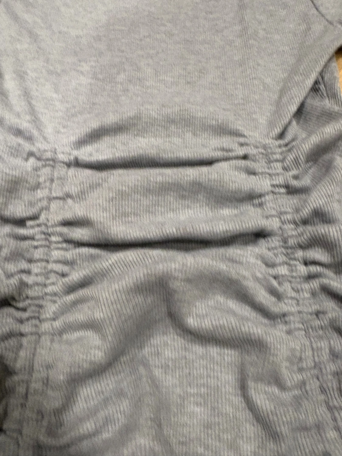 Grå ribbad kortklänning Divided - 2