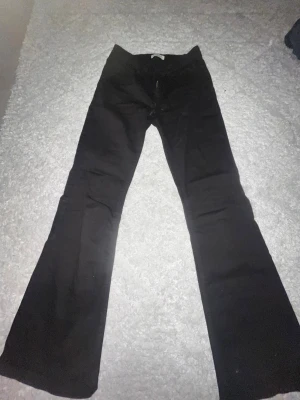 Svarta bootcut jeans från Lindex - Svarta jeans från Lindex i storlek 158,bootcut💗