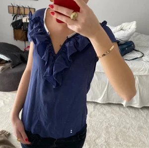 Fin blus från Massimo Dutti - Säljer denna fina blus från Massimo Dutti😊🌸säljer bara via (Instabox) allt jag säljer kommer nytvättat💕