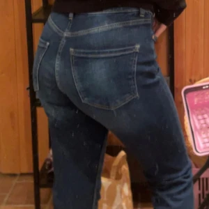 Mörkblå high waist jeans straight fit - Snygga mörkblå jeans med hög midja och klassisk straight fit. Jeansen har fem fickor, gylf med dragkedja och knapp, samt bälteshällor. Materialet är robust denim som sitter bekvämt och ger en clean look. Bootcut jeans som är köpt för 499kr på Kappahl och är helt nya! Använt de kanske 5 gånger sen har det bara varit i garderoben då jag har ett annat par favorit jeans som jag använder dagligen! Inga defekter alls! Helt nya, säljer för 250kr🤗❤️ otroligt fina! Tips verkligen😻