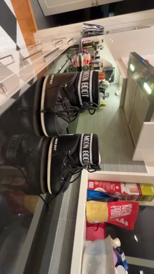Moonboots - Svarta moonboots köpta förra vintern från Skoman och är ytterst lite använda!☺️ Som nya, luktar fräscht, inga defekter! Om man tittar på snörena så ser man att dom är som ”splittrade” längst ut, men jag vill förtydliga att snörena blir så efter endast en användning, så det är ingen defekt pga det! Storleken är 36/38, och nypriset är 1600! Mitt pris är 949!
