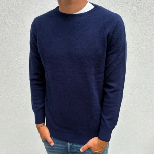 Kashmir tröja - Marinblå Kashmir Crewneck | Storlek M | Modellen är 177cm lång, passar lite längre | Endast använd 1 gång, skick 10/10 | Hör av dig vid frågor🌟