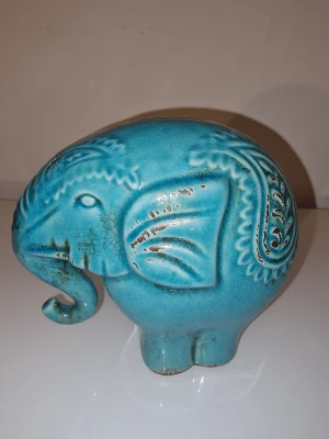 Blå Elefant Spargris Keramik - En charmig spargris i form av en elefant. Tillverkad i keramik med en vacker blå glasyr och dekorativa mönster. Perfekt för att spara pengar eller som en dekorativ inredningsdetalj.