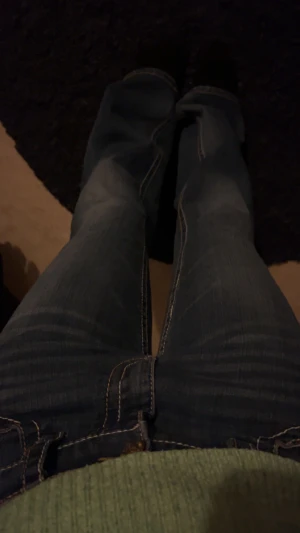 Blå bootcut jeans från Seven7 - Snygga blå jeans från Seven7 med bootcut passform och kontrastsömmar. Storlek M men mer som L. har sytt upp byxorna så de passar min längd. (Jag är 168cm)