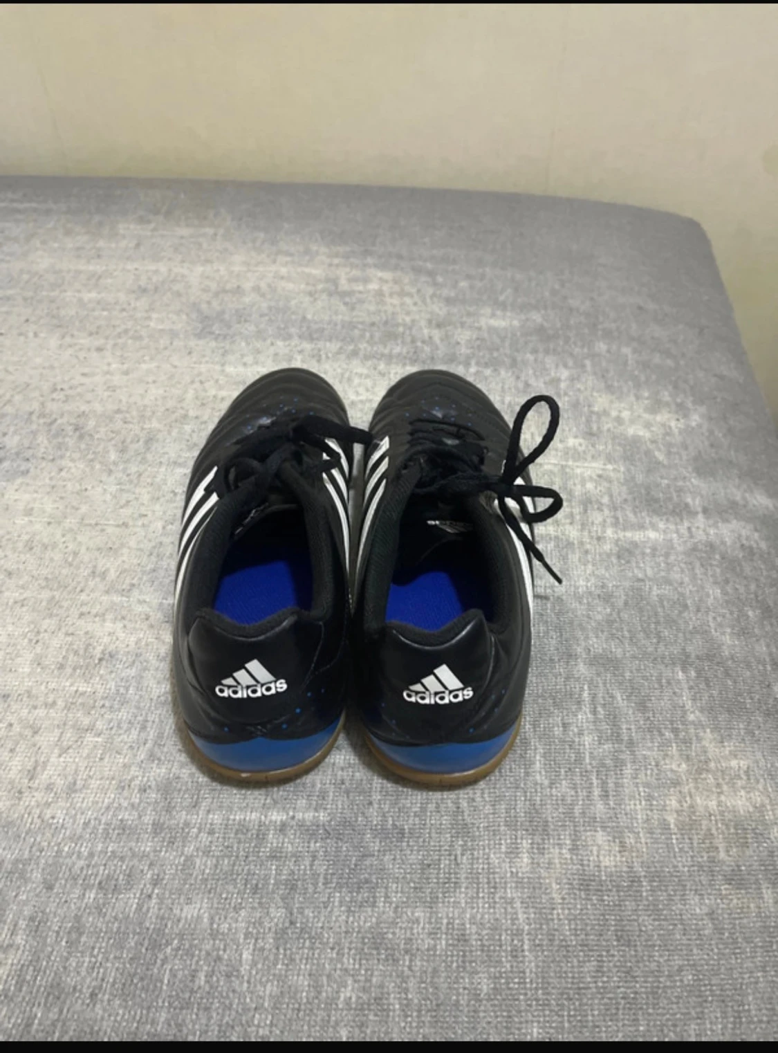 Adidas svarta fotbollsskor strl 45⅓