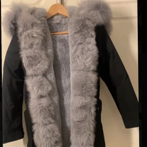 Vinterjacka - Säljer denna vinterjacka i äkta päls, ganska skön o varm jacka, inga skador alls,  mycket bra skick. 1199kr, går o diskutera vid snabb affär.