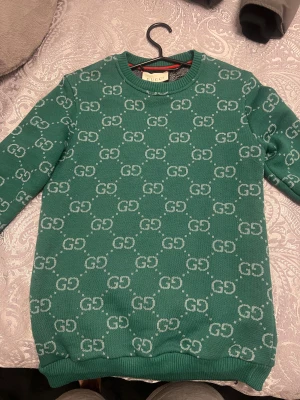 Tröja märkes - Säljer min fina gröna tröja märkes som är i nästan nyskick