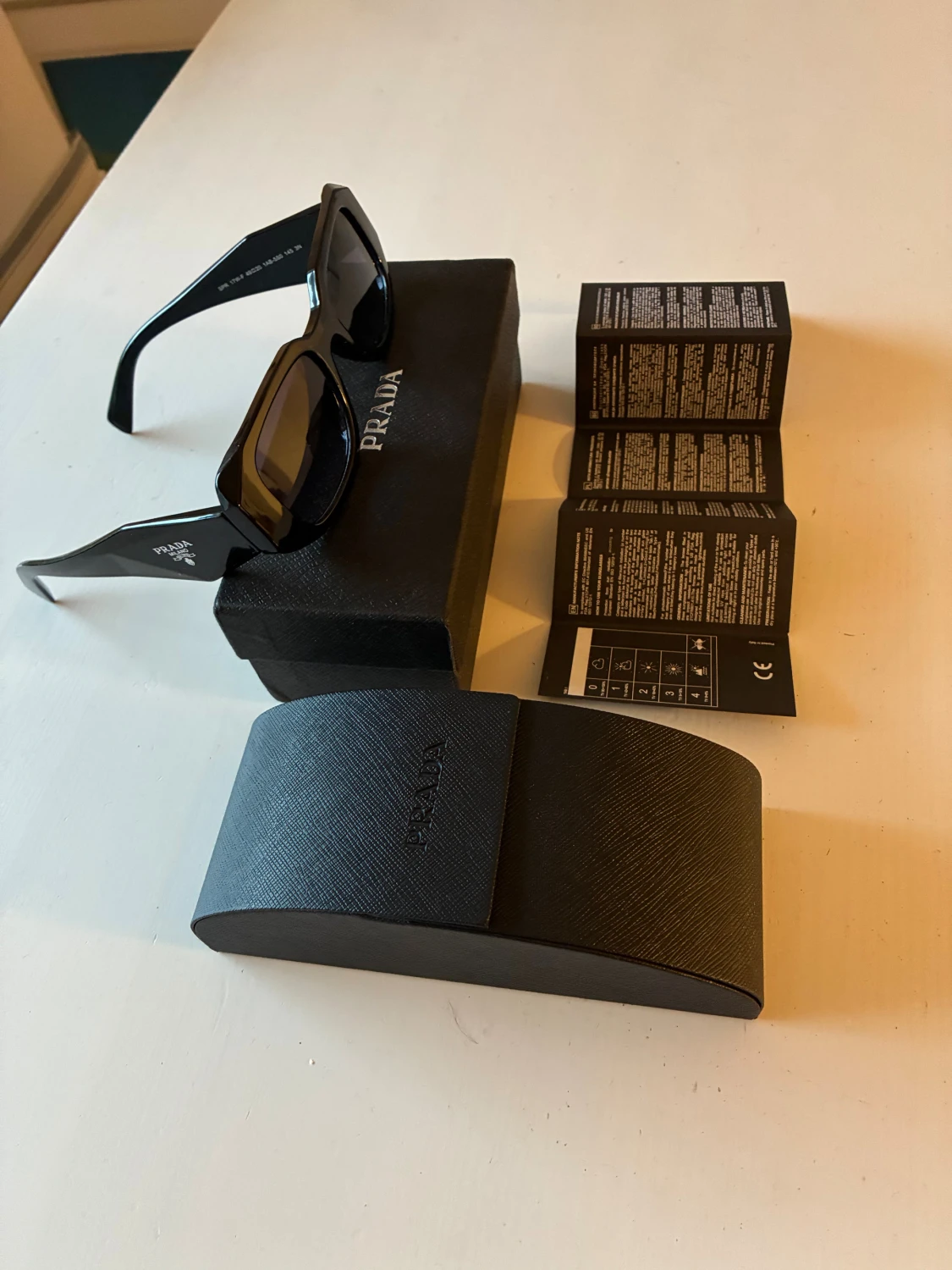 Prada symbole Solglasögon