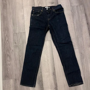 Mörkblå jeans från 157, W29 L32 - Snygga mörkblå jeans från 157 med klassisk femficksdesign och kontrastsömmar. Modellen är rak och har normal passform, perfekt för dig som gillar stilrena och tidlösa jeans. Materialet är slitstarkt denim och midjan är midwaist.