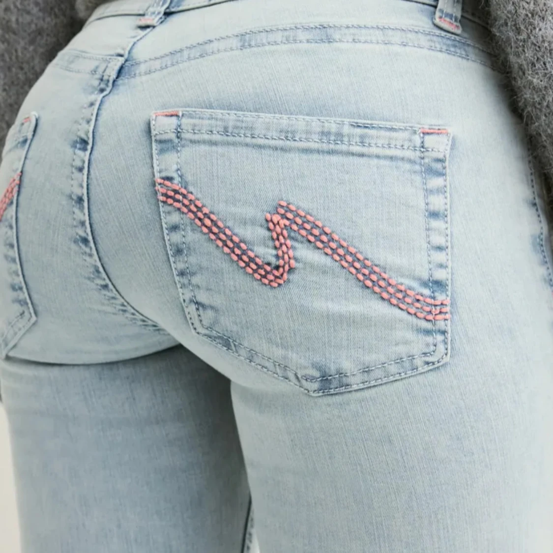 Nelly ljusblå bootcut jeans med broderi - 2