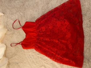 Röd klänning - Super söt röd klänning, perfekt nu inför julafton. Klänningen är i storlek XS och har blommiga detaljer på nedre delen💞knappt använd.