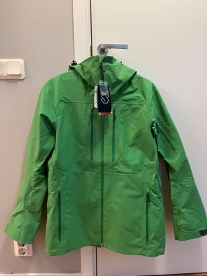 Stellar Equipment Skaljacka - Snygg grön skalljacka från Stellar Equipment, flera dragkedjeförsedda fickor och RECCO-reflektor för extra säkerhet. Helt använd med etikett kvar. Storlek M.