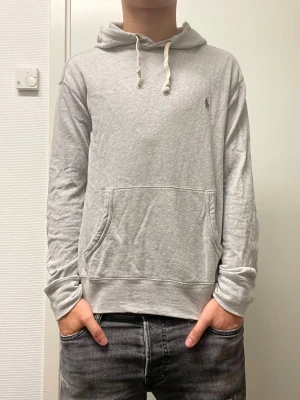 Ralph Lauren hoodie - Snygg hoodie med lite tunnare material från Ralph Lauren. Bra skick. Modellen är 173cm, 64kg. Pris kan diskuteras!
