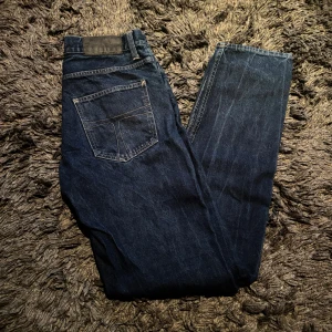 Tiger of Sweden Jeans Blå - Tiger of Sweden Jeans | Marinblå | Modell: Rocky | Skick: 9,5/10 | Nypris: 1499 SEK | Pris: 199 SEK | Storlek: W31 L34 | Gratis armband skickas med vid köp (från 31/10) | Frakt: Postnord + Instabox + Bring | Skriv vid minsta fråga eller fundering 📩 Priset är diskuterbart.