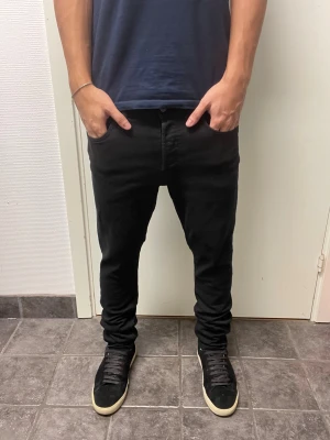Jack & Jones Slim/Glenn - Svarta Jack & Jones jeans. Väldigt bra skick. Modellen är 173cm, 64kg. Pris kan diskuteras!