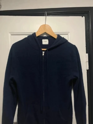 Cashmere John Henric Hoodie - Mörkblå eftertraktad hoodie från John Henric i 100 % cashmere! Nyskick, inga defekter eller liknande! Nypris 2499! Hör av dig vid eventuella funderingar!