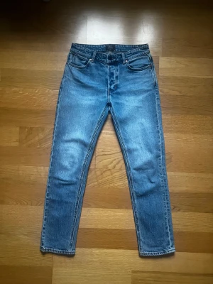 NEUW Jeans, 29/32, Ljusblå, Mycket Bra Skick - Tja! Säljer ett par snygga och klassiska jeans från Neuw Stockholm, modell ”2008” då de aldrig kommit till användning. Jeansen är gjorda av bomull, är oanvända och i mycket bra skick. Perfekta till både vardag och lite mer uppklätt. Mvh William