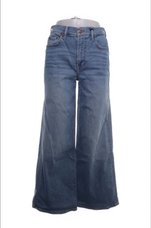 Blå wide jeans med låg midja - Snygga blå jeans med  breda ben och låg midja. Klassisk femficksmodell med knapp och dragkedja framtill. Storlek 27 (midjemått 74 cm) från märket Boden🥰