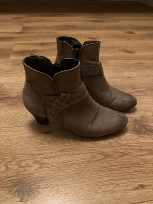 Boho  - Snygga skor med låg klack som smalnar av nertill. Har en mycket tunn sula så rekommenderar att ha ytterligare en sula. Tunna och mycket lätta skor. Välanvända och har en repa i klacken som syns på bild 4.