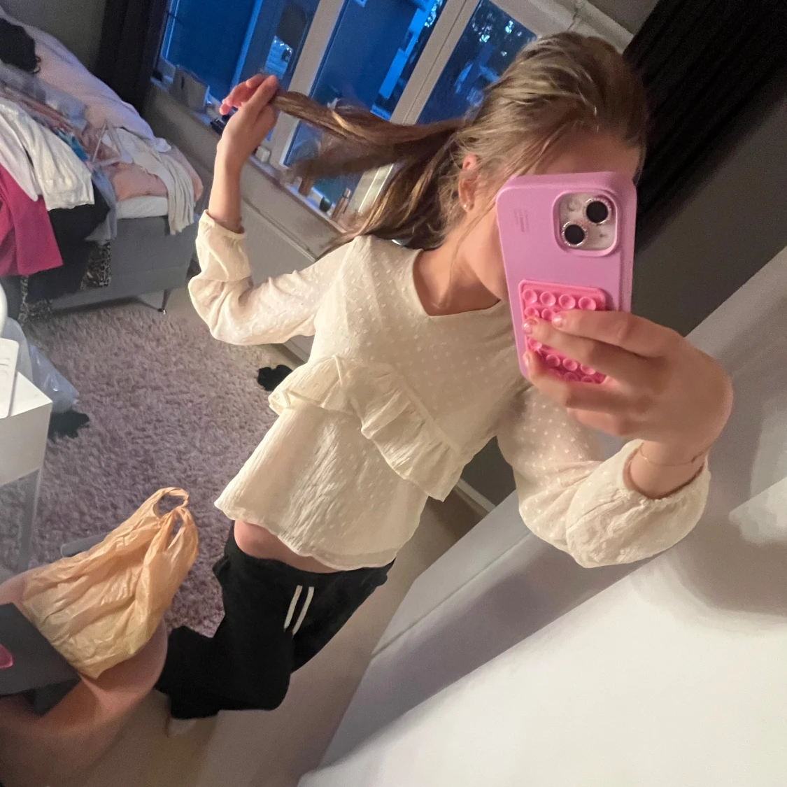 Så söt kräm vit prickig blus med volang från Lindex