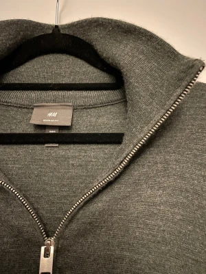 Grå zip tröja - En varm och skön zip tröja från HM där skicket är 8/10. Tröjan passar i alla tillfällen och har en skön passform.