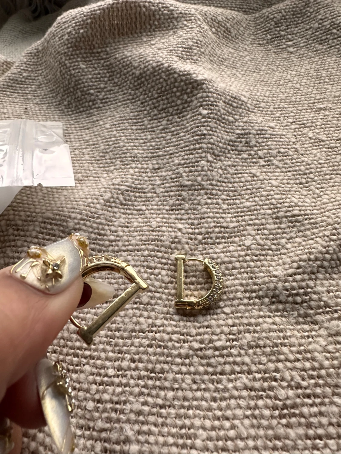 D örhängen i guld med strass - 2