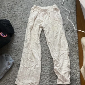 Vita linnebyxor - Säljer ett par vita linnebyxor med resår i midjan med snöre. Perfekta för chill dagar hemma eller när du vill vara extra bekväm på varma sommardagar. Materialet är mjukt och lätt, byxorna har fickor på sidorna. 
