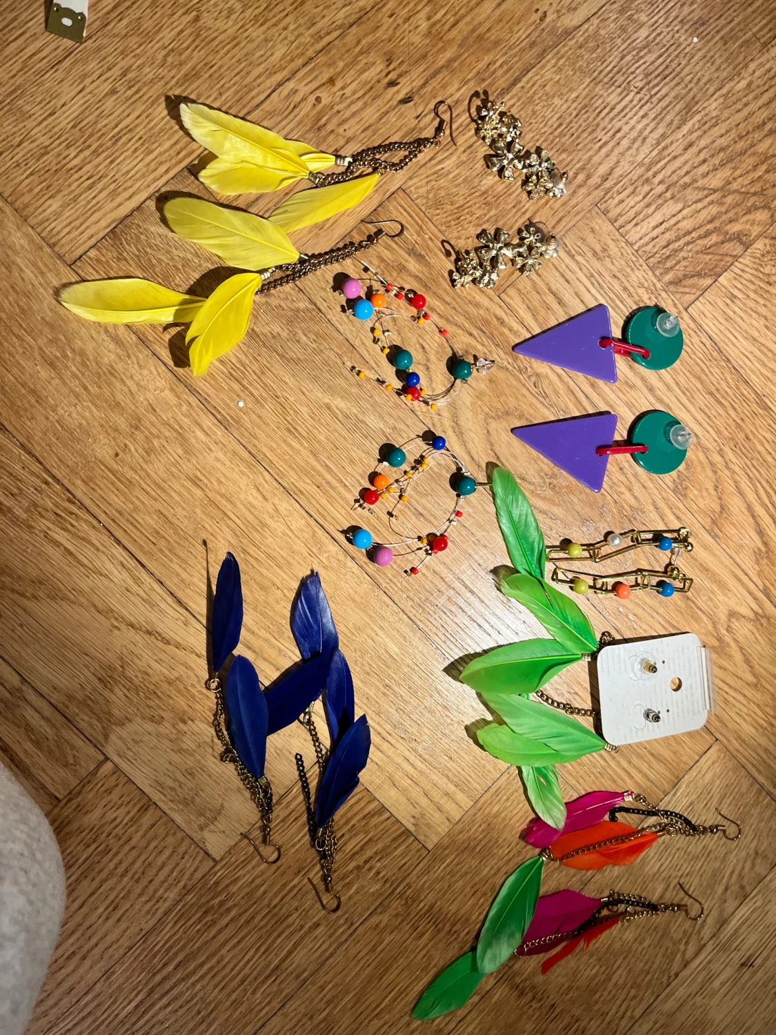 Färgglada örhängen med fjädrar och pärlor