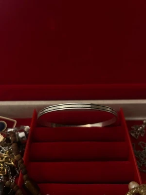 Silverarmband 925 med diskret rand - Snyggt och stilrent armband i äkta 925 silver med en diskret randig detalj längs kanten. Rund och slät form som passar perfekt för dig som gillar minimalistisk design. Märkt med 925-stämpel för äkthet. Perfekt att matcha med andra smycken.