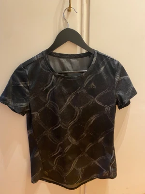 Adidas tröja -  Säljer denna träningströja i storlek XS från ADIDAS, är från delvis återvunnen polyester. Finns att hämta i Göteborg eller kan skickas via valfri app. Kan behöva en tvätt pga legat i flyttkartonger pga storrensning. 60kr
