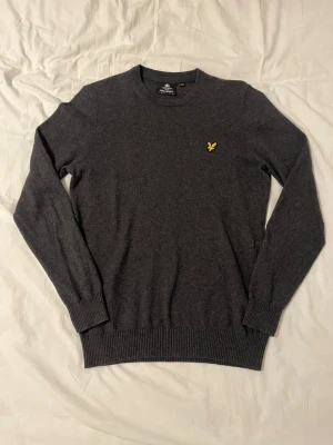 Lyle & Scott Stickad Crew Neck  - Säljer min riktigt feta stickade Lyle & Scott tröja i färgen ”Charcoal Marl” 💯 Tröjan är använd men är fortfarande i väldigt bra skick 👍Storlek S                                                   Nypris: 899 kr    Mitt pris: 399 kr 🔥