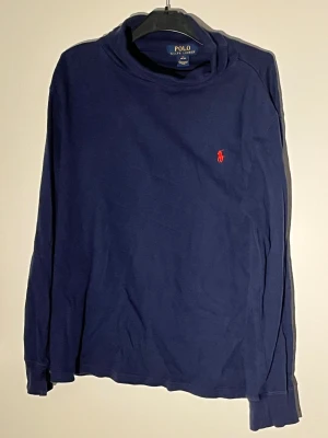 Marinblå polotröja från Polo Ralph Lauren -  Marinblå Ralhp lauren turtle neck. Skriv vid funderingar, Pris kan alltid diskuteras och Storlek är (14)-(16) 