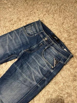 Replay anbass hyperflex jeans slim fit herr w29 - Replay anbass hyperflex jeans i slim passform. Mycket bra skick, förutom en liten defekt, se bild, inget som påverkar eller märks. Storlek W29. Skön wash på dessa , postas samma dag som köp eller dagen därpå🙌💯