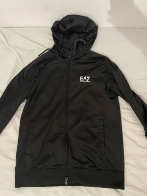 Äkta EA7 zip  - En fin Armani zip som är äkta 