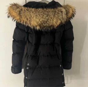 Vinterjacka - Hollies jacka i storlek 38. Orginal pris ca 5000.            Väldigt varm och perfekt vinterjacka. Hör av er om ni har frågor💞