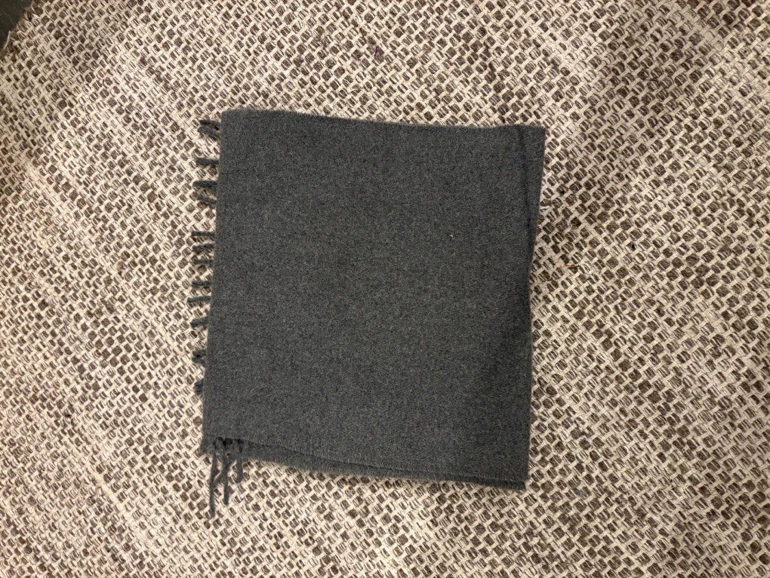 Mörkgrå halsduk med fransar - 1