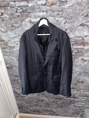 Gutteridge jacka - Mycket fint skick, inga defekter. Storlek 52/L passar dig som är mellan 183-193cm ungefär. Nypris ca 4000kr. Modellen är 185 cm, 79 kg. Passar bra nu till vintern. Skriv för mer information!🤝