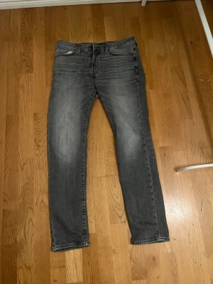 Grå slim straight jeans Tim - Snygga grå jeans i slim straight-modell från Tim. Mellan 5-10 gånger använda princip helt nya. Storlek 31/32. Vid fråger eller funderingar är det bara att höra av sig. 