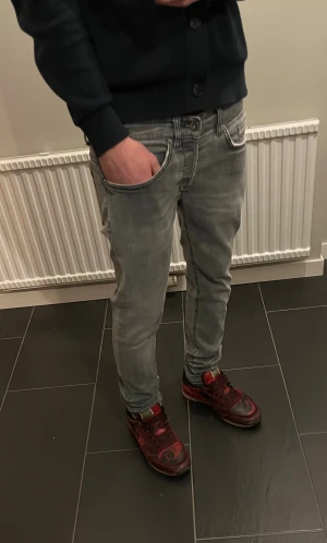 Dondup Gerorge strl 30 - Gråa dondup George jeans i strl 30. Riktigt fint skick, de ända defekterna är lite slitningar vid fickorna, vilket enligt mig bara är snyggt. Sitter riktigt bra. Hör av dig vid frågor