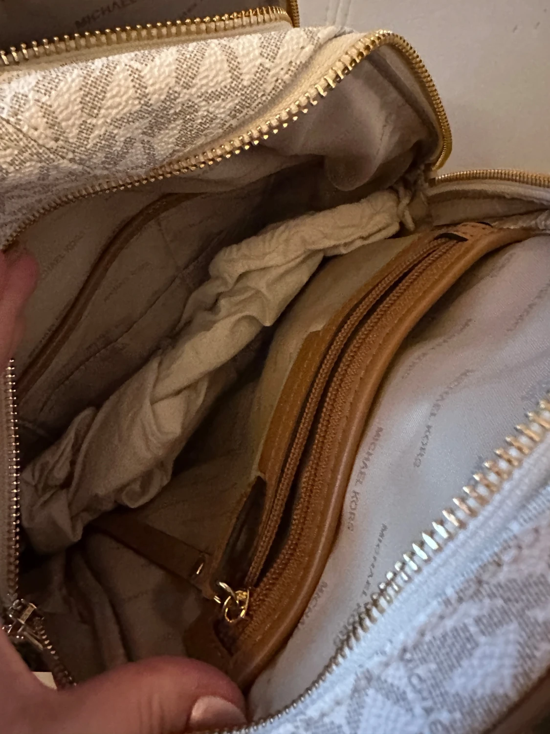 Michael Kors beige ryggsäck med MK-mönster - 4