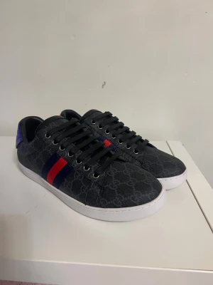 Gucci ace  - Säljer Gucci ace skor utan boxen tyvär så därför tog jag ner priset lite. Helt oanvända i nyskick. Skickar inom 24h