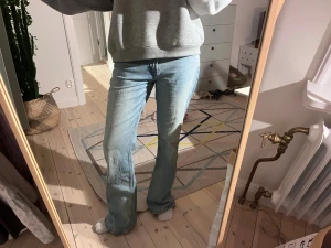 Ljusblå bootcut jeans med låg/medel midja  - Ljusblå jeans från Zara, låg/medel midja. Storlek 36, bootcut!🩵