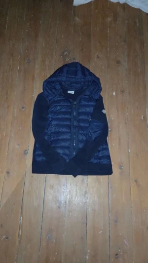 Moncler cardigan marinblå - Den är nästan helt ny och är väldigt bra skick och äkta