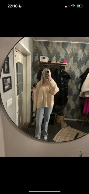 Ljusblå raka jeans - Säljer ett par ljusblå jeans med klassisk femficksdesign och raka ben. Jeansen har normal passform och midja, och är tillverkade i ett mjukt denimtyg. Perfekta för en avslappnad och trendig look.