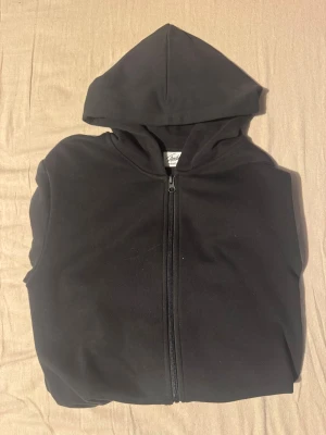 Svart frank dandy kofta - Jättesnygg frank dandy zip up i färgen svart med svart dragkedja