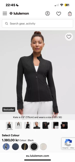 Svart träningsjacka från Lululemon - Snygg svart träningsjacka från Lululemon med figurnära passform! den är svart men har lite glitter på ( kolla andra bilden) inget man ser långt ifrån ❤️